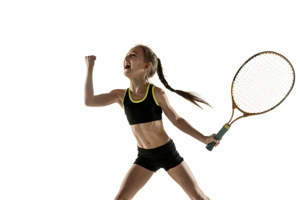 Petite fille caucasienne jouant au tennis isolé sur fond blanc — Photo