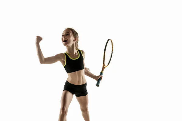 白人の背景に隔離されたテニスをしている小さな白人の女の子 — ストック写真