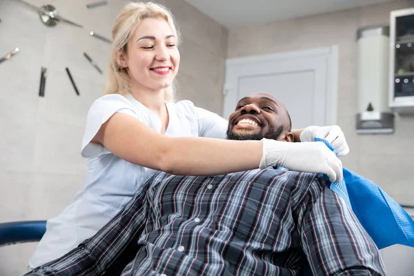 Jeune homme afro-américain visitant le bureau des dentistes — Photo