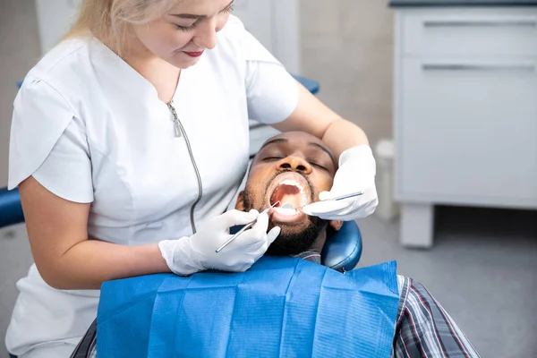 Νεαρός αφροαμερικανός που επισκέπτεται οδοντιατρικό γραφείο — Φωτογραφία Αρχείου