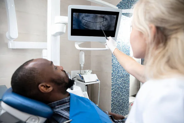 Jovem homem afro-americano visitando dentistas escritório — Fotografia de Stock