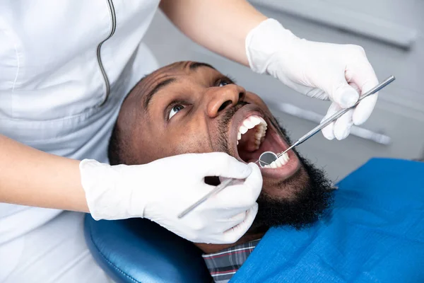 若いアフリカ系アメリカ人の男性が歯科医事務所を訪問 — ストック写真