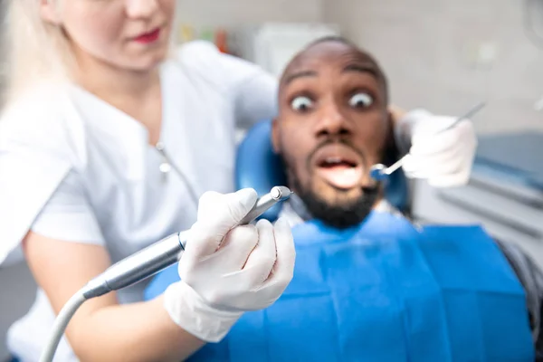 Νεαρός αφροαμερικάνος που επισκέπτεται οδοντιατρικό γραφείο, φαίνεται φοβισμένος — Φωτογραφία Αρχείου