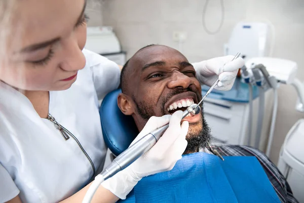 Νεαρός αφροαμερικανός που επισκέπτεται οδοντιατρικό γραφείο, χαμογελώντας — Φωτογραφία Αρχείου