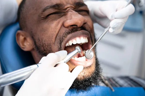 Jeune homme afro-américain visitant le bureau des dentistes, a l'air effrayé — Photo