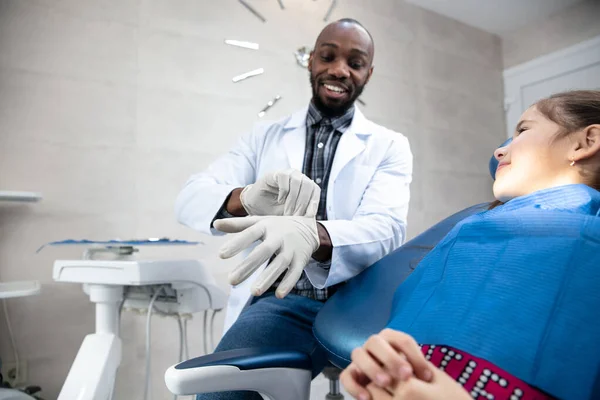 Jovem caucasiano menina visitando dentistas escritório — Fotografia de Stock