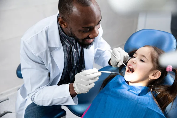 Νεαρή λευκή κοπέλα που επισκέπτεται οδοντιατρικό γραφείο — Φωτογραφία Αρχείου