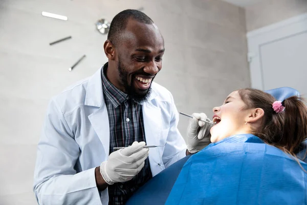 Jovem caucasiano menina visitando dentistas escritório — Fotografia de Stock