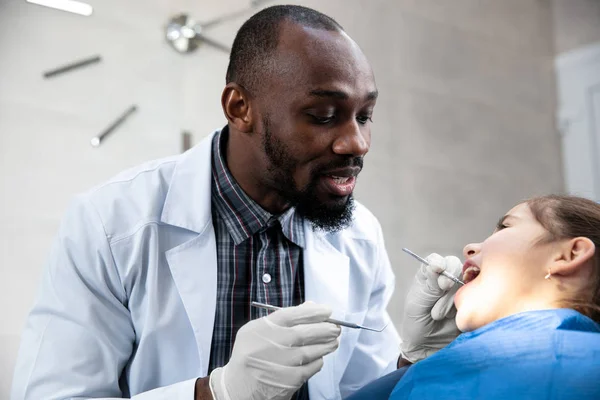 Jovem caucasiano menina visitando dentistas escritório — Fotografia de Stock