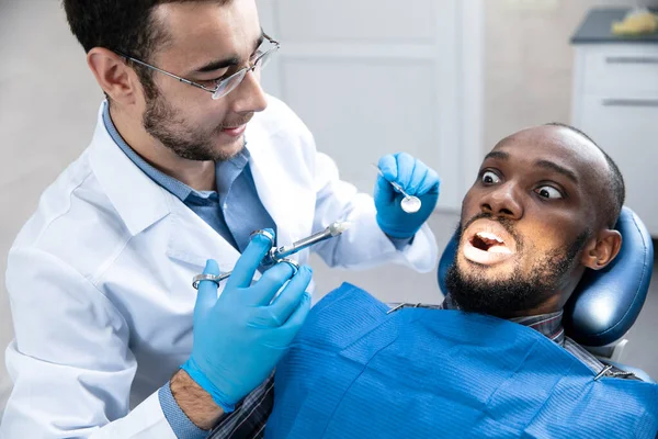 Νεαρός αφροαμερικανός που επισκέπτεται οδοντιατρικό γραφείο — Φωτογραφία Αρχείου
