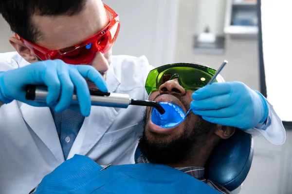 若いアフリカ系アメリカ人の男性が歯科医事務所を訪問 — ストック写真