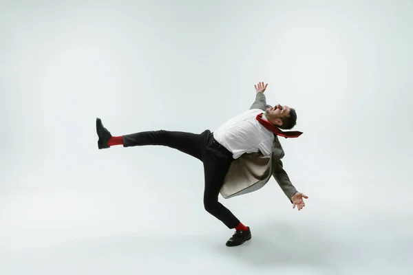 Joven caucásico hombre moviéndose flexible en blanco estudio fondo —  Fotos de Stock