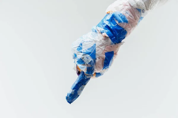 Gran mano de plástico hecha de basura aislada sobre fondo blanco estudio — Foto de Stock