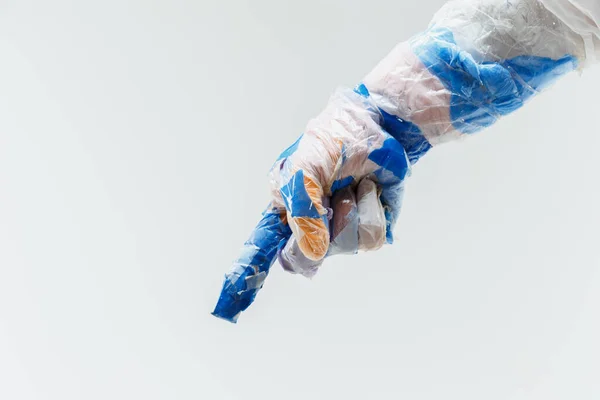 Gran mano de plástico hecha de basura aislada sobre fondo blanco estudio — Foto de Stock