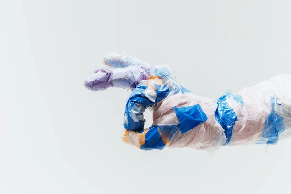 Gran mano de plástico hecha de basura aislada sobre fondo blanco estudio — Foto de Stock