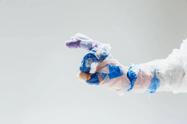 Grande mão de plástico feito de lixo isolado no fundo do estúdio branco — Fotografia de Stock