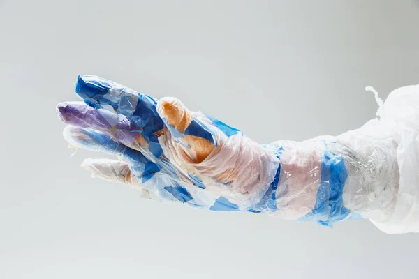 Gran mano de plástico hecha de basura aislada sobre fondo blanco estudio —  Fotos de Stock