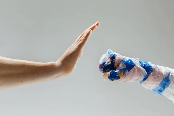 Gran mano de plástico hecha de basura con otro aislado sobre fondo blanco estudio — Foto de Stock