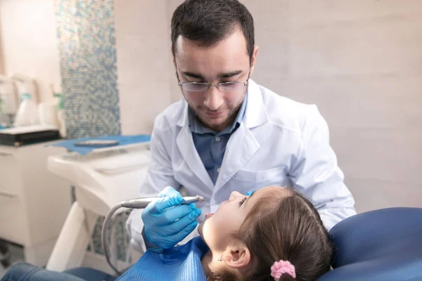 Νεαρή λευκή κοπέλα που επισκέπτεται οδοντιατρικό γραφείο — Φωτογραφία Αρχείου
