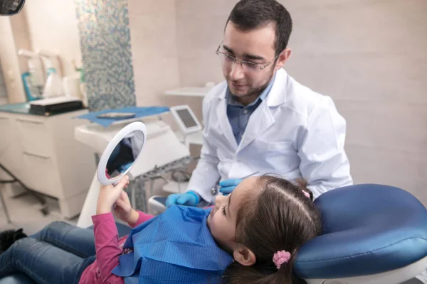 Giovane ragazza caucasica in visita dentisti studio — Foto Stock