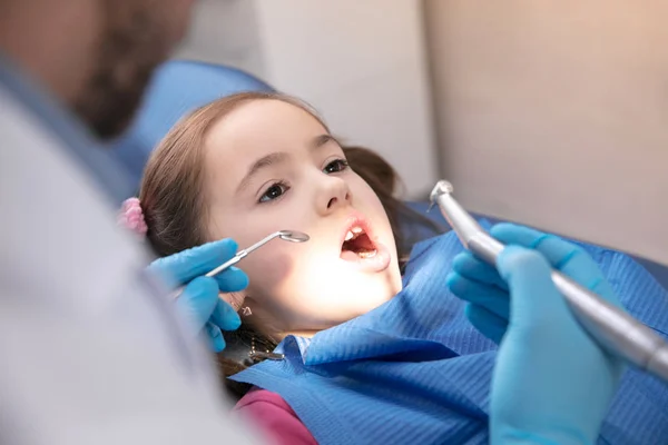 Jovem caucasiano menina visitando dentistas escritório — Fotografia de Stock