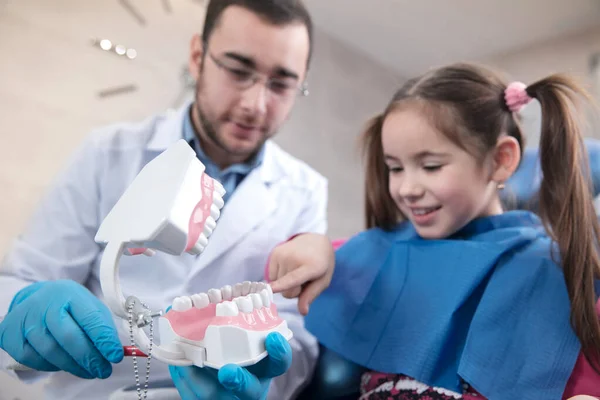 Young caucasian girl visiting dentists office — Stock Photo, Image