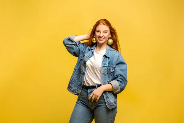 Mulheres caucasianas retrato isolado em fundo estúdio amarelo — Fotografia de Stock