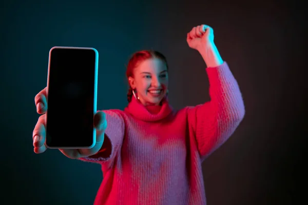 Portrait de femme caucasienne isolé sur fond de studio dégradé au néon — Photo