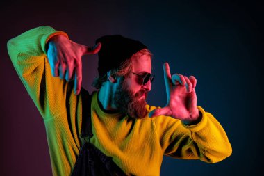 Beyaz adam portresi, neon ışıklı arka planda izole edilmiş.