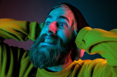 Beyaz adam portresi, neon ışıklı arka planda izole edilmiş.