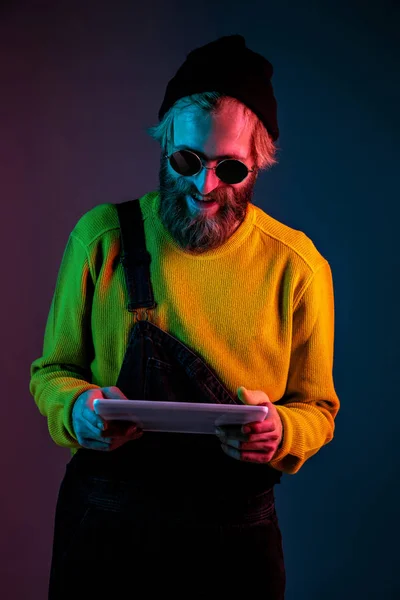 Retrato de homem caucasiano isolado no fundo do estúdio gradiente em luz de néon — Fotografia de Stock