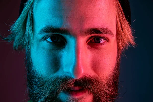 Caucasian mans portrait isolated on gradient studio background in neon light — Stock Photo, Image