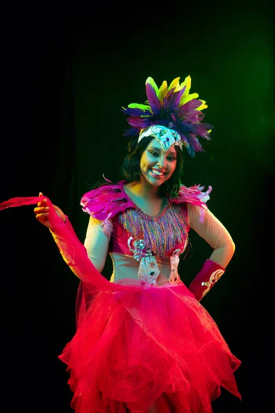 Gyönyörű fiatal nő karnevál maszk és álarcosbál jelmez színes fények — Stock Fotó