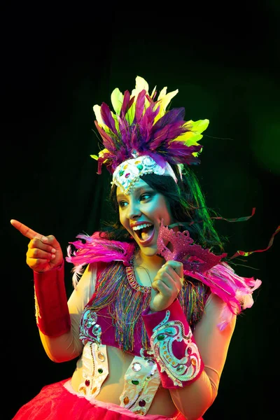 Gyönyörű fiatal nő karnevál maszk és álarcosbál jelmez színes fények — Stock Fotó
