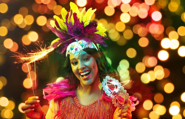 Karnaval maskeli ve renkli ışıklarla maskeli güzel bir kadın. — Stok fotoğraf