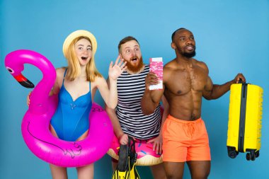 Mutlu genç arkadaşlar mavi stüdyoda dinleniyor.