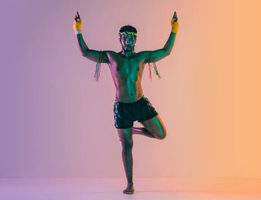 Muay thai. Tayland boksu antrenmanı yapan genç adam.