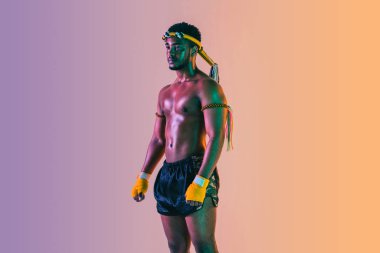 Muay thai. Tayland boksu antrenmanı yapan genç adam.