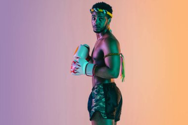 Muay thai. Tayland boksu antrenmanı yapan genç adam.