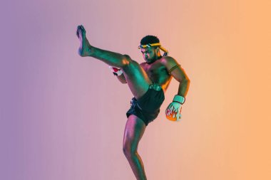 Muay thai. Tayland boksu antrenmanı yapan genç adam.