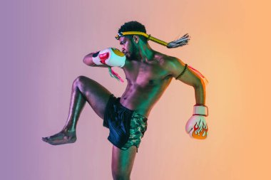 Muay thai. Tayland boksu antrenmanı yapan genç adam.