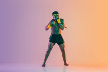 Muay thai. Tayland boksu antrenmanı yapan genç adam.