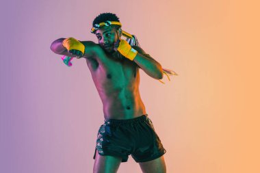 Muay thai. Tayland boksu antrenmanı yapan genç adam.