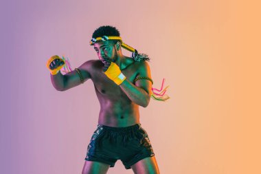 Muay thai. Tayland boksu antrenmanı yapan genç adam.