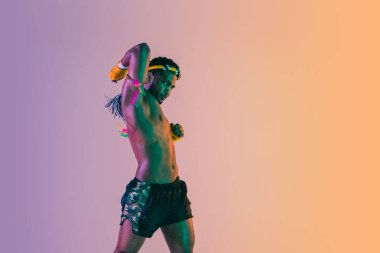 Muay thai. Tayland boksu antrenmanı yapan genç adam.