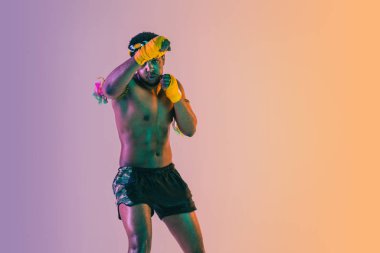 Muay thai. Tayland boksu antrenmanı yapan genç adam.