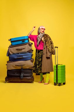 Sarı arka planda izole edilmiş beyaz kadın portresi.