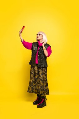 Sarı arka planda izole edilmiş beyaz kadın portresi.