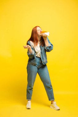 Sarı arka planda izole edilmiş beyaz kadın portresi.