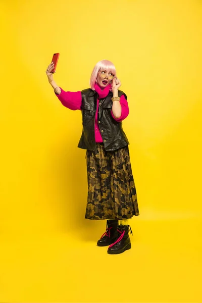 Mulheres brancas retrato isolado no fundo do estúdio amarelo, influenciador ser como — Fotografia de Stock